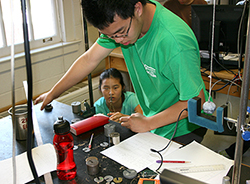 US Physics Team 2013 in lab